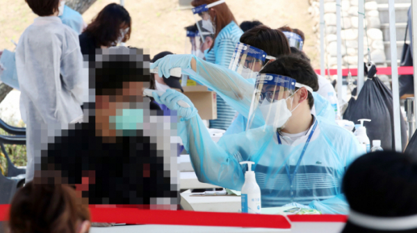 ▲ 31일 서울 영등포구 여의도 자매근린공원에 마련된 신종 코로나바이러스 감염증(코로나19) 감염안전이동진료소에서 의료진이 체온을 측정하고 있다. (연합뉴스)