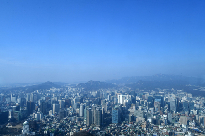 ▲서울 남산에서 바라본 하늘이 푸르다.(이투데이 신태현 기자)