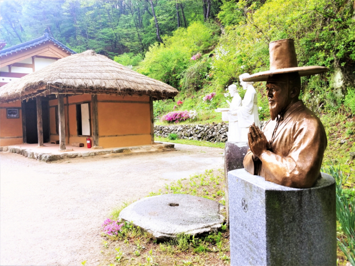 ▲장주기 성인과 성요셉 신학교(사진 최은주 시니어기자)