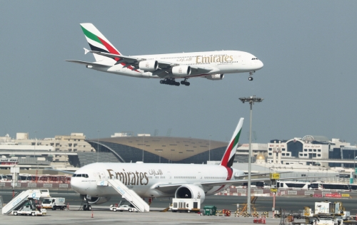 ▲아랍에미리트(UAE) 정부 소유 항공사 에미레이트항공 소속 여객기가 두바이 공항에 착륙 중이다. 두바이/로이터연합뉴스 