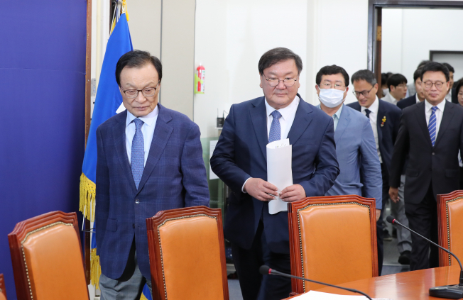 ▲더불어민주당 이해찬 대표와 김태년 원내대표가 1일 오전 서울 여의도 국회에서 열린 최고위원회의에 입장하고 있다. (연합뉴스)