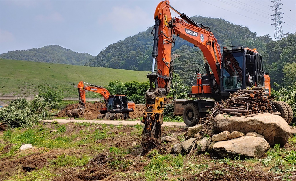▲지난해 과수화상병 확진 판정이 나온 충북 충주시 산척면 상산마을의 한 과수원에서 매몰 작업이 진행되고 있다. (뉴시스)