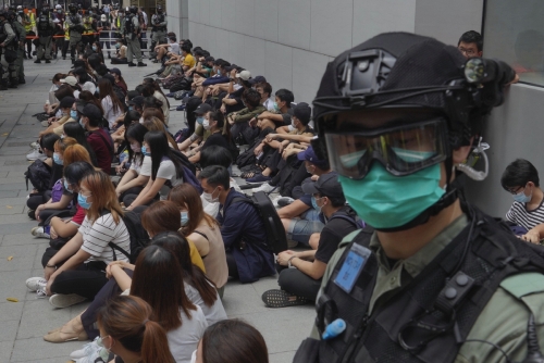 ▲홍콩보안법 제정에 항의하는 홍콩 시위대를 무장 경찰이 체포했다. 홍콩/AP뉴시스