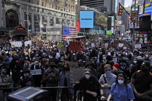 ▲인종차별에 항의하는 시위대가 1일(현지시간) 미국 뉴욕 타임스스퀘어 앞에 모여 있다. 뉴욕/AP연합뉴스 
