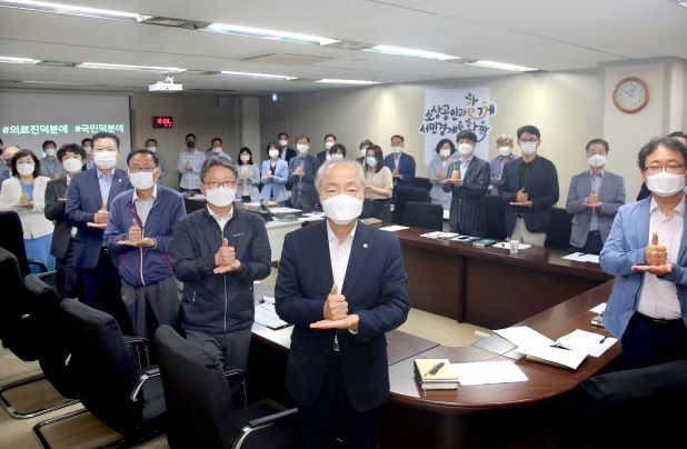 ▲조봉환 소진공 이사장과 직원들이 '덕분에 챌린자'에 동참했다. (사진제공=소진공)