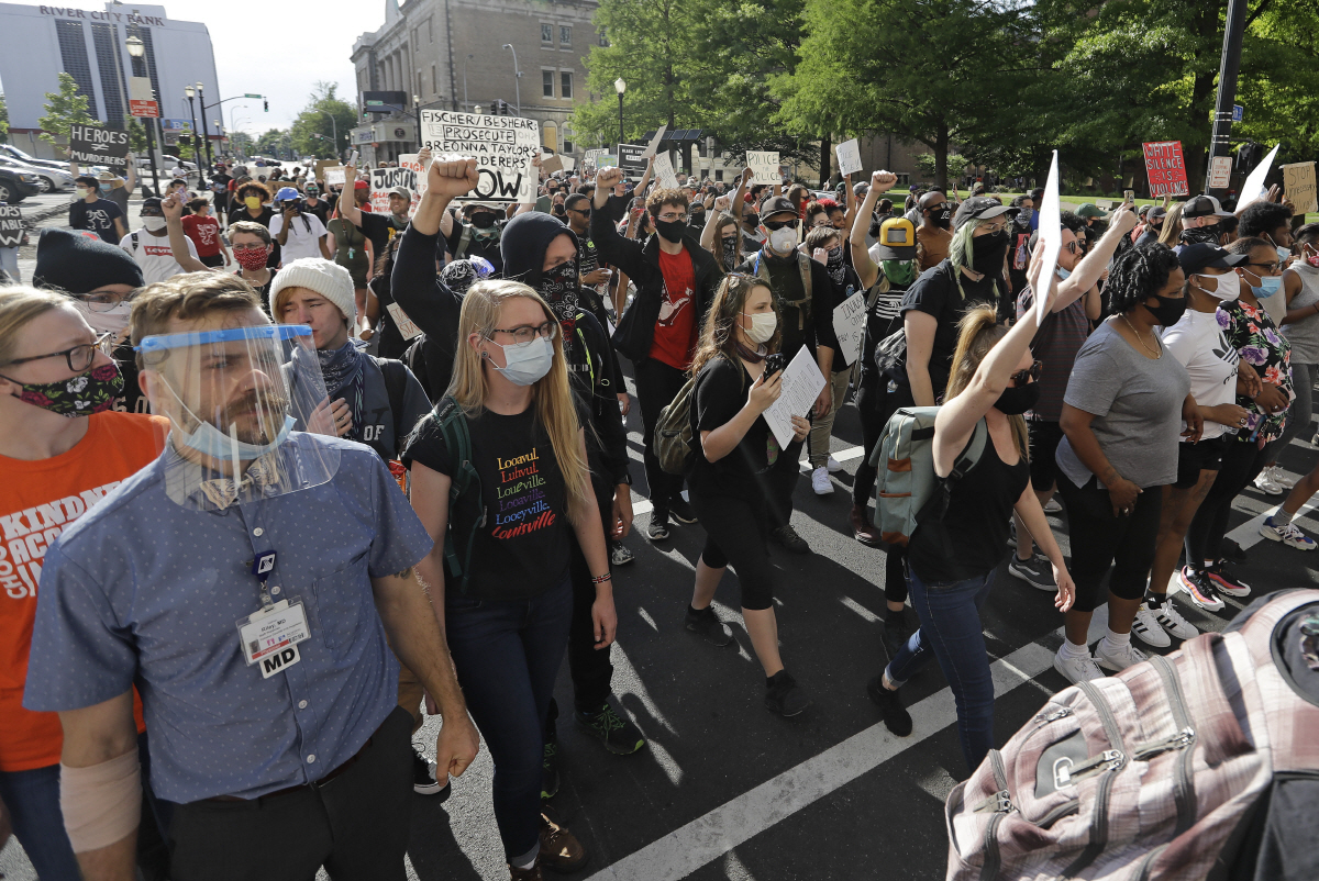 ▲미국 켄터키주 루이빌에서 1일(현지시간) 흑인 사망 항의 시위가 열리고 있다. 루이빌/AP뉴시스