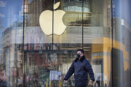 ▲중국 베이징의 애플 매장 앞을 마스크를 쓴 남성이 지나가고 있다. 베이징/AP뉴시스
