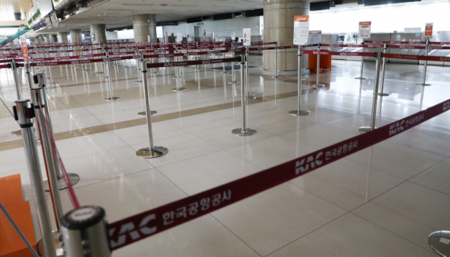 ▲코로나19 충격으로 텅 빈 국내 공항 수속 카운터 (연합뉴스)