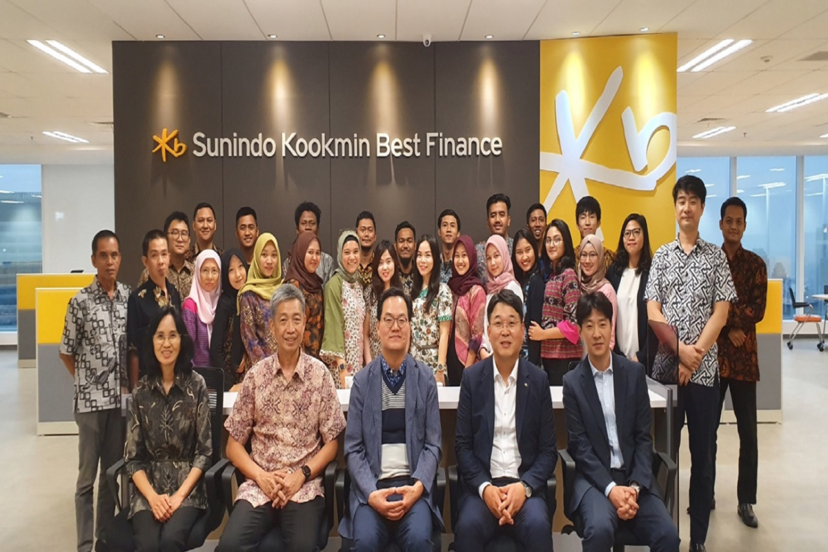 ▲KB캐피탈 황수남 대표이사(맨 앞줄 가운데), KB캐피탈 김세민 경영관리본부장(맨 앞줄 왼쪽 네번째), 순모터그룹 누그로호(Nugroho)이사(맨 앞줄 왼쪽 두번째)와 현지법인 임직원들과 함께 기념촬영을 하고 있다. (사진제공=KB캐피탈)
