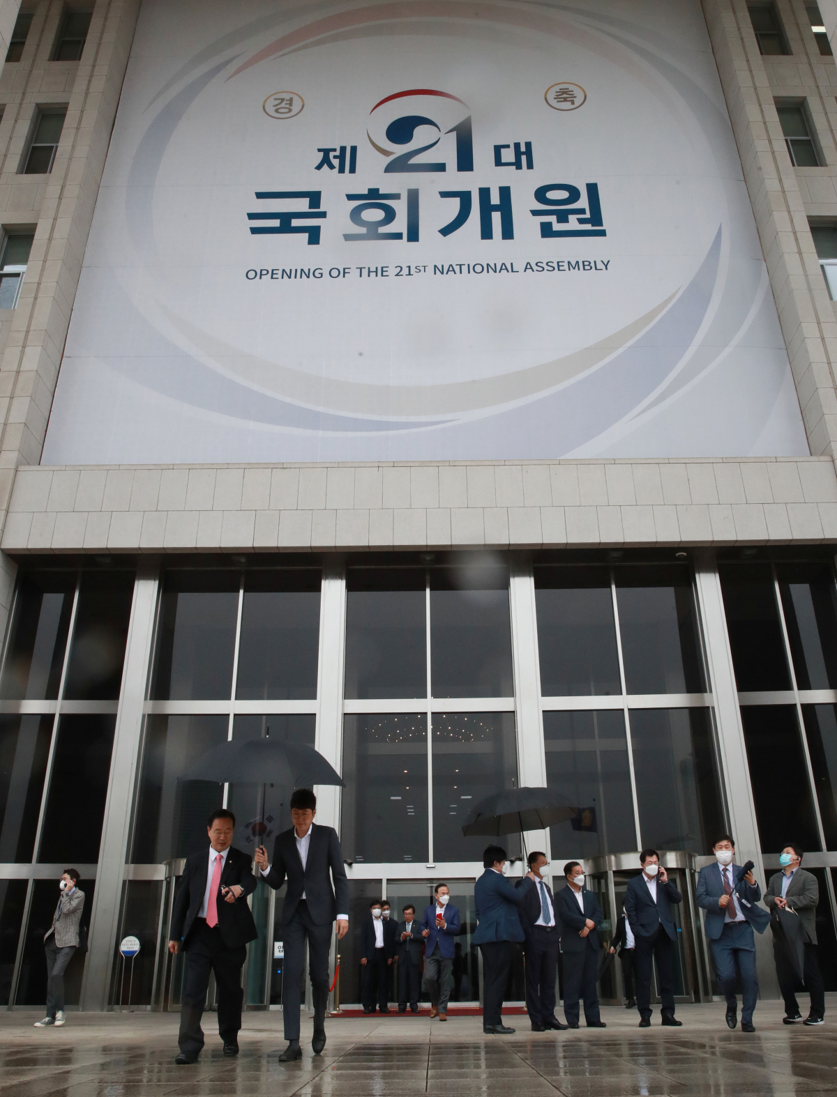 ▲2일 오전 서울 여의도 국회에서 미래통합당 의원총회가 열렸다. 총회를 마친 의원들이 밖으로 나서고 있다. (연합뉴스)