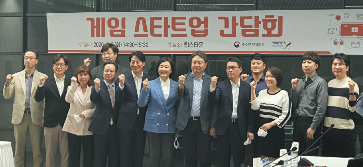 ▲2일 서울 강남구 팁스타운에서 열린 ‘게임 분야 스타트업 육성을 위한 간담회’에서 참석자들이 기념 사진을 촬영하고 있다. 사진 가운데가 박영선 중소벤처기업부 장관. (이다원 기자 leedw@)