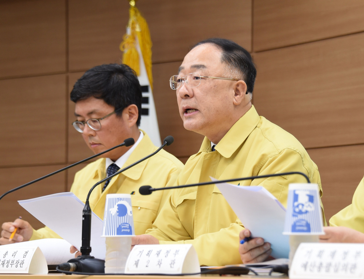 ▲홍남기 경제부총리 겸 기획재정부 장관이 지난달 29일 정부세종청사에서 2020년 제3회 추가경정예산안 관련 사전브리핑을 하고 있다. (사진제공=기획재정부)