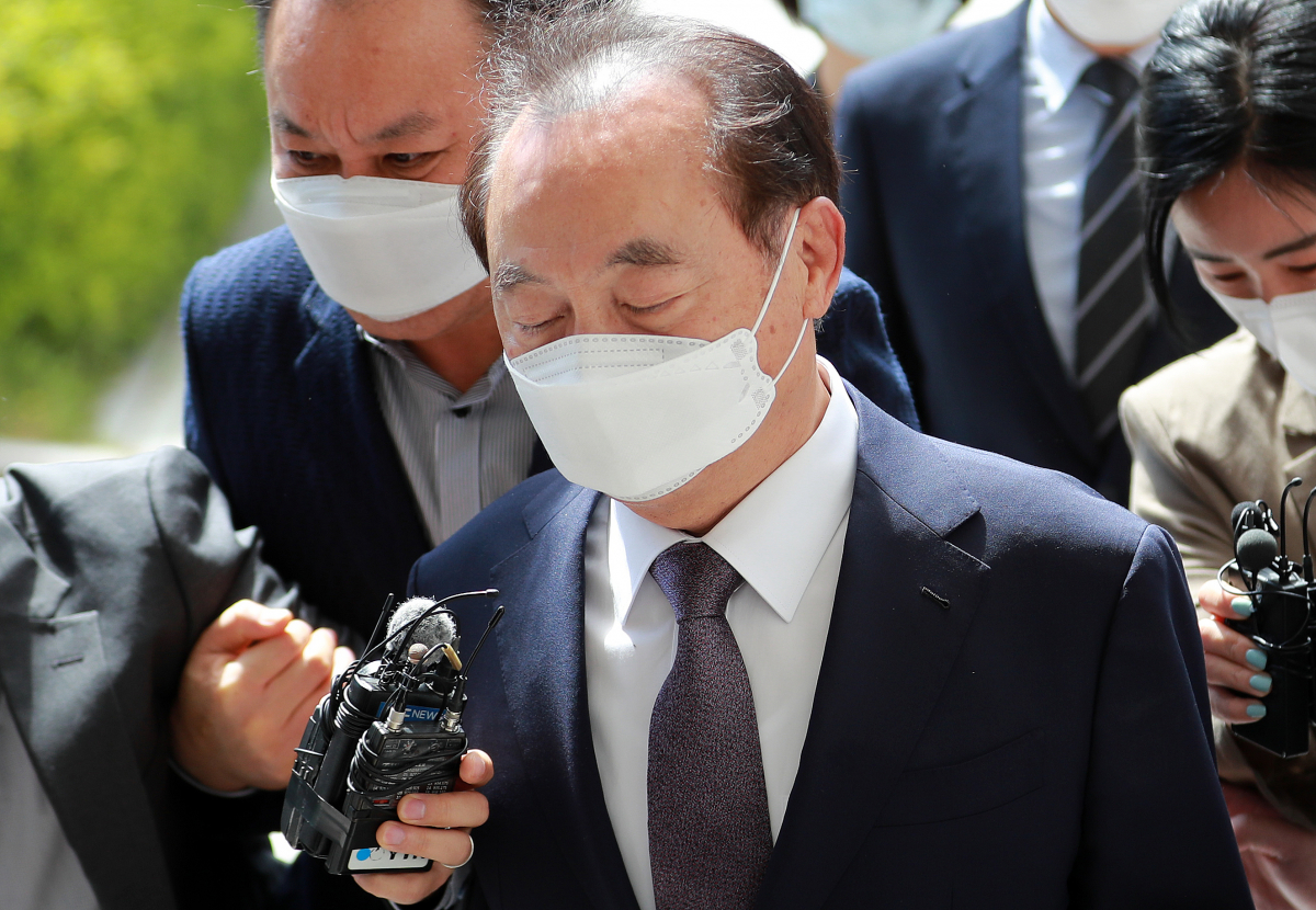 ▲오거돈 전 부산시장이 2일 오전 부산 연제구 부산지방법원에서 구속 전 피의자 심문(영장실질심사)에 출석하고 있다.  (연합뉴스)