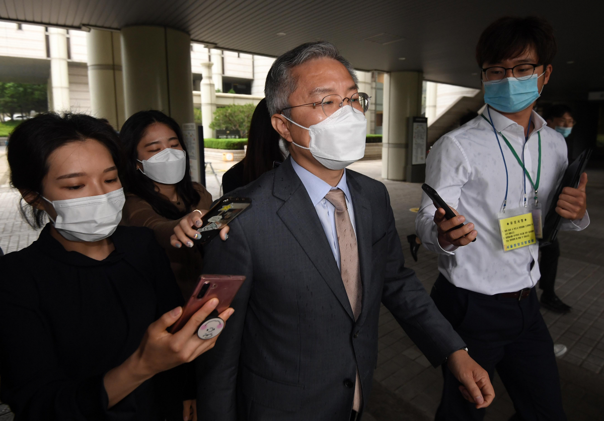 ▲조국 전 법무부장관의 아들에게 허위 인턴증명서를 발급한 혐의로 기소된 최강욱 열린민주당 대표가 2일 서초동 서울중앙지법에서 열린 공판을 마치고 청사를 나서고 있다. (연합뉴스)