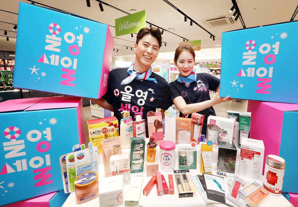 ▲'올영세일'을 맞아 올리브영 직원들이 유니폼을 입고 다양한 특가 상품을 소개하고 있다. (사진제공=CJ올리브영)
