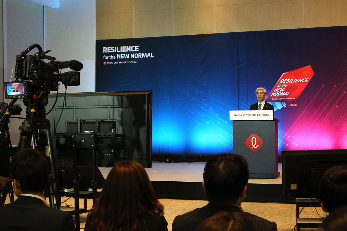 ▲롯데지주 송용덕 부회장이 개회사를 하는 모습 (사진제공=롯데지주)