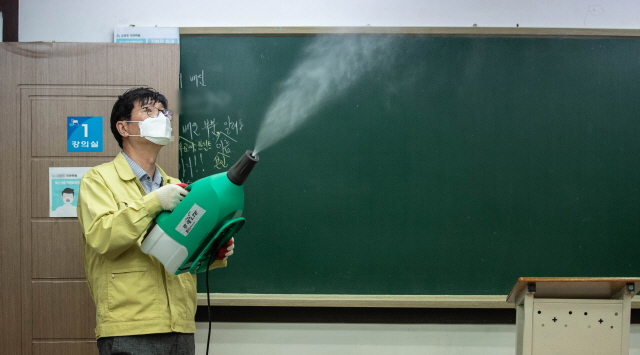 ▲지난 1일 서울 목동의 한 학원에서 양천구 관계자가 방역 작업을 하고 있다. (연합뉴스)