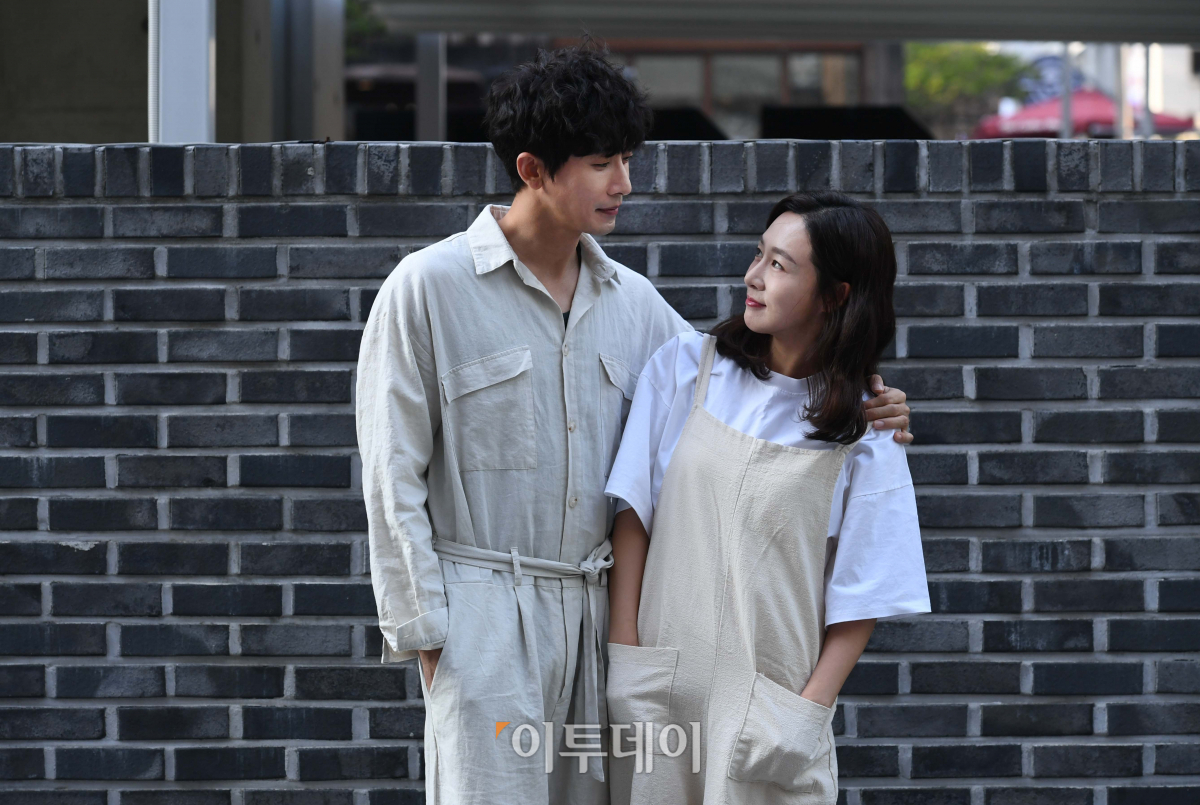 ▲연극 ‘렁스’에 출연한 배우 이진희(오른쪽)와 성두섭이 3일 서울 종로구 대학로의 한 카페에서 이투데이와 인터뷰에 앞서 포즈를 취하고 있다. 신태현 기자 holjjak@