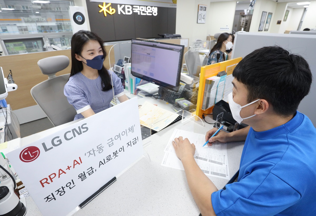 ▲KB국민은행 영업점 직원이 급여이체 업무는 RPA와 AI에 맡기고, 고객상담 업무에 집중하고 있다. (사진제공=LG CNS)