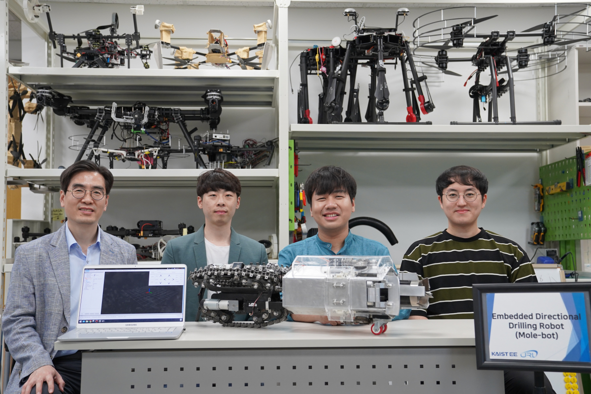 ▲(왼쪽부터) 명현 교수, 이준석 박사과정, 크리스티안 연구원, 임현준 박사과정 (카이스트 제공)