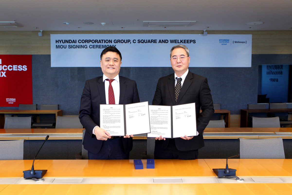 ▲김성윤(오른쪽) 현대씨스퀘어 대표와 박종한 웰킵스 대표가 4일 종로구 현대코퍼레이션그룹 사무실에서 업무제휴협약을 체결하고 기념 촬영을 하고 있다. (사진제공=현대코퍼레이션그룹)