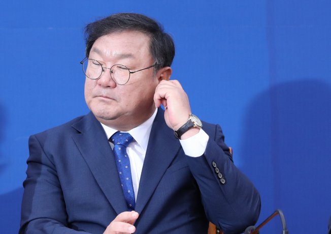 ▲더불어민주당 김태년 원내대표가 4일 오전 서울 여의도 국회에서 열린 정책조정 회의에서 생각에 잠겨 있다. 김 원내대표는 이날 "하늘이 두 쪽 나도 내일 본회의를 열겠다"고 밝혔다. (연합뉴스)