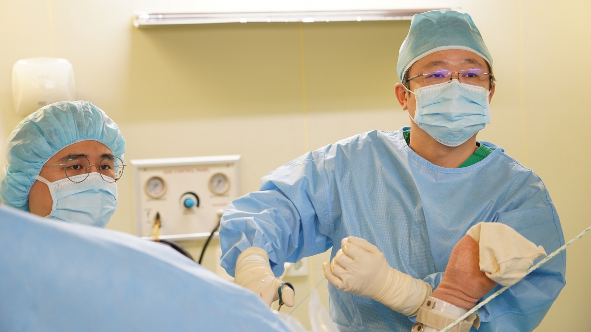 ▲줄기세포 치료를 하고 있는 연세사랑병원 정성훈 원장 (연세사랑병원)