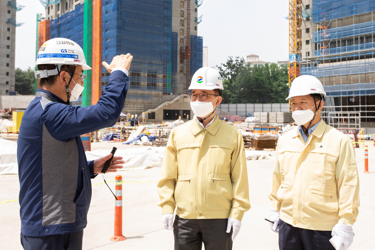 ▲박선호(가운데) 국토교통부 1차관이 4일 서울 서초구의 아파트 건설현장을 방문해 안전관리 현황을 점검하고 있다. (사진제공=국토부)