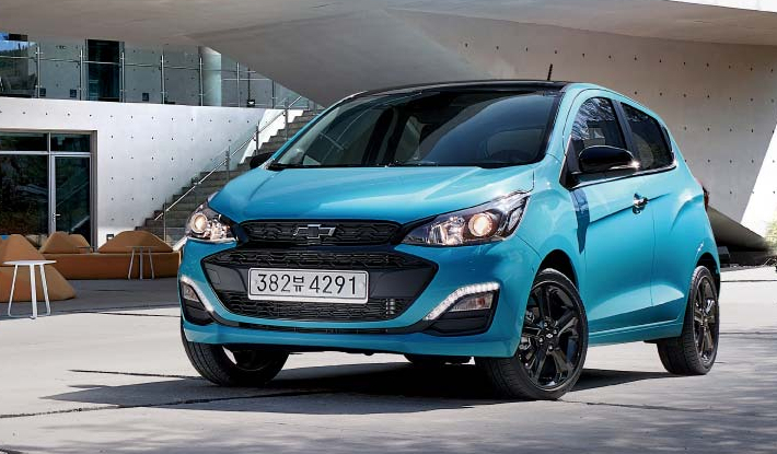 ▲2021년형 쉐보레 더 뉴 스파크. 안전성과 상품성을 강화하고도 기존 가격을 지키면서 경쟁력을 키웠다.  (사진제공=한국지엠)