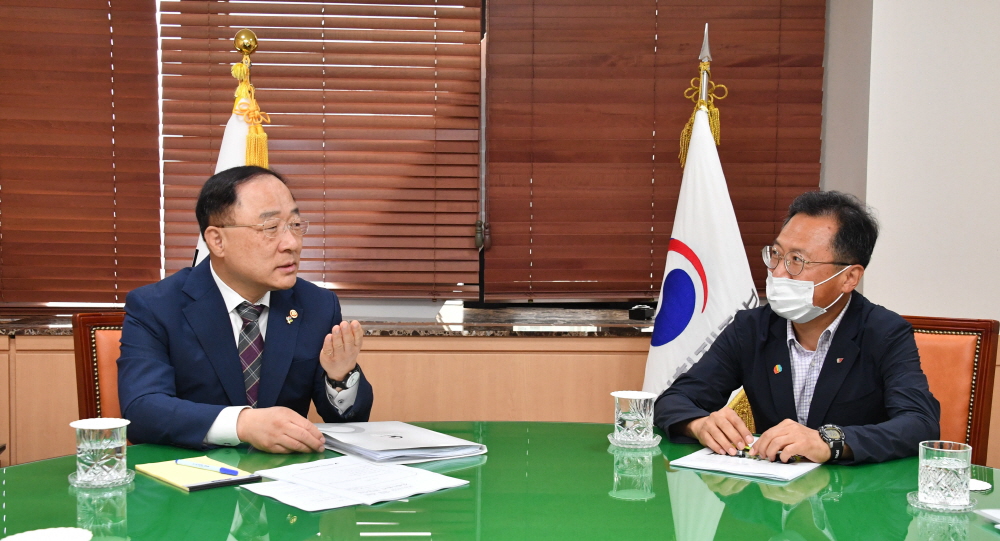 ▲홍남기(왼쪽) 경제부총리 겸 기획재정부 장관과 김명환 민주노총 위원장이 5일 정부서울청사 부총리 집무실에서 만나 얘기를 하고 있다. (사진제공=기획재정부)