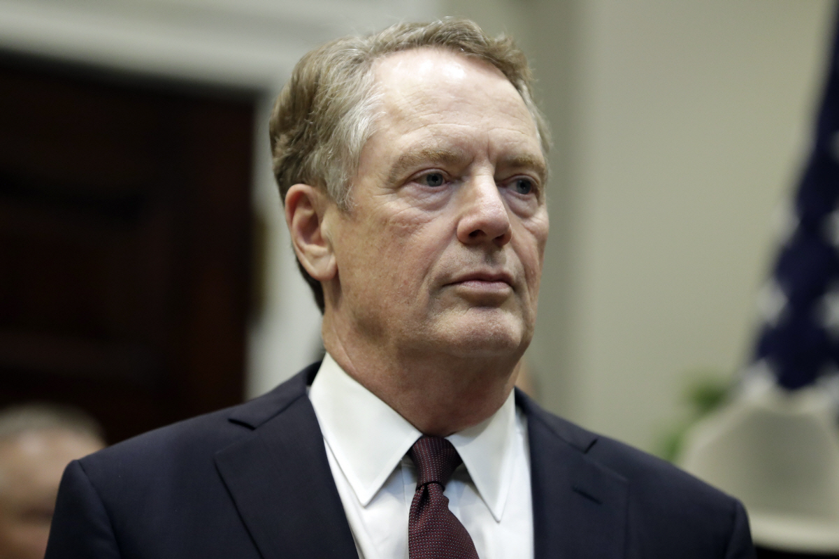 ▲로버트 라이트하이저 미국 무역대표부(USTR) 대표가 지난해 10월 7일(현지시간) 백악관 집무실에서 열린 미일 무역협정 서명식에 참석하고 있다. 워싱턴D.C./AP뉴시스