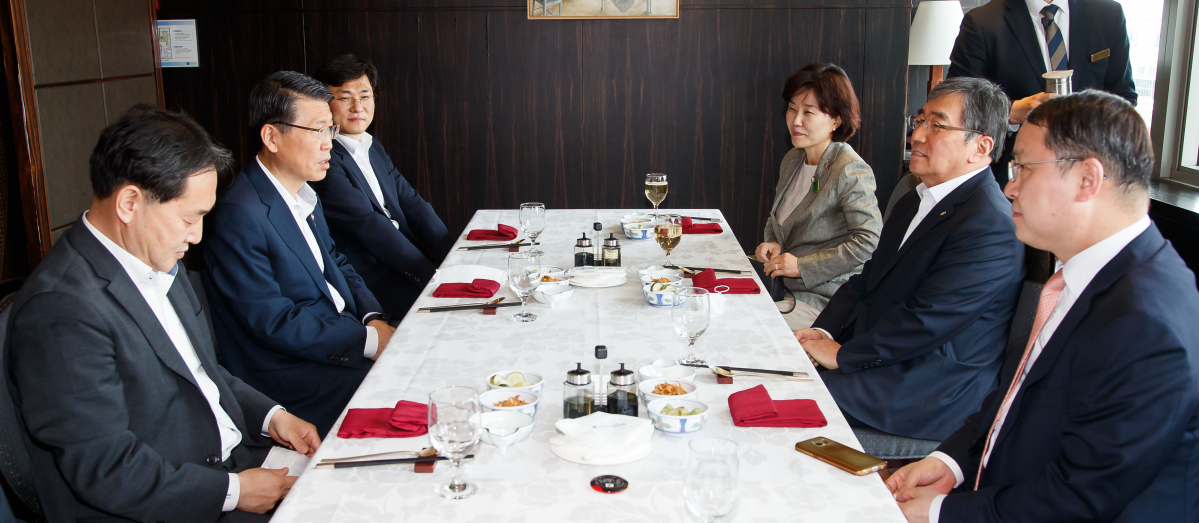 ▲은성수 금융위원장과 윤석헌 금융감독원장이 5일 서울 여의도 한 식당에서 금감원 신임 부원장과 함께 오찬 간담회를 하고 있다. (사진제공=금융위원회)