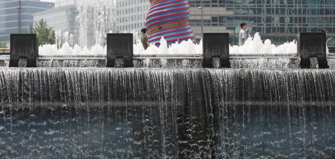 ▲절기상 망종인 5일 오후 서울 청계천에서 시민들이 분수대 앞을 지나고 있다. (연합뉴스)