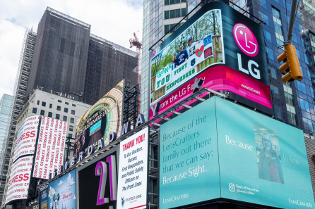 ▲LG전자는 4일(현지시간)부터 뉴욕 타임스스퀘어에 있는 LG전자 전광판에 미국법인 임직원들이 직접 만든 ‘땡큐(Thank You)’ 메시지를 보여주고 있다. 이 콘텐츠를 통해 코로나19 극복을 위해 헌신하는 많은 분들에게 고마운 마음을 표현하고 있다. (사진제공=LG전자)