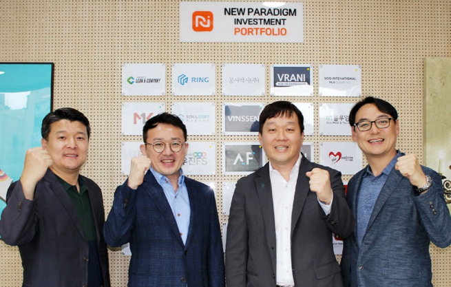▲왼쪽부터 뉴패러다임인베스트먼트 배상승 공동대표, 잇플루언서 강인석 연구소장, 이장원 대표, 뉴패러다임인베스트먼트 박제현 공동대표 (토스트앤컴퍼니)