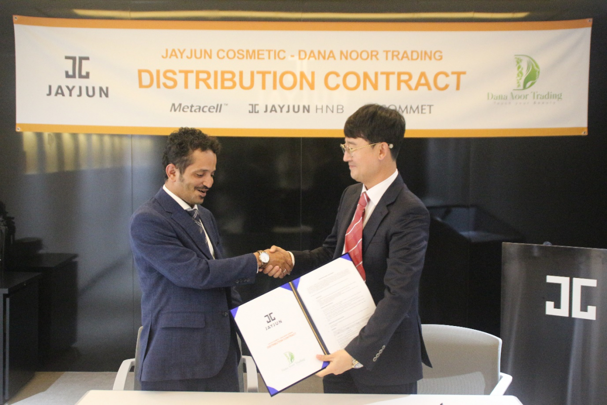 ▲모하드 다사누어사 관계자(왼쪽)와 유철 제이준에이치앤비 대표이사가 악수를 나누고 있다. (사진 제공= 제이준코스메틱.)