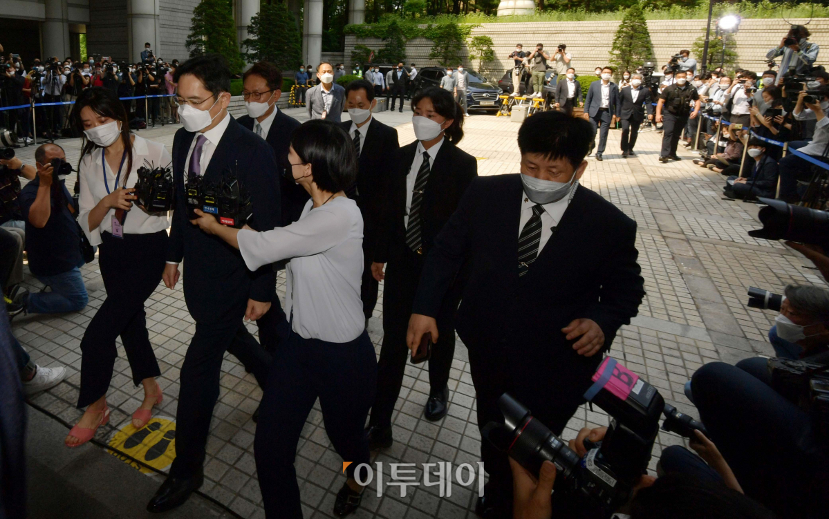 ▲법정 들어서는 이재용 부회장