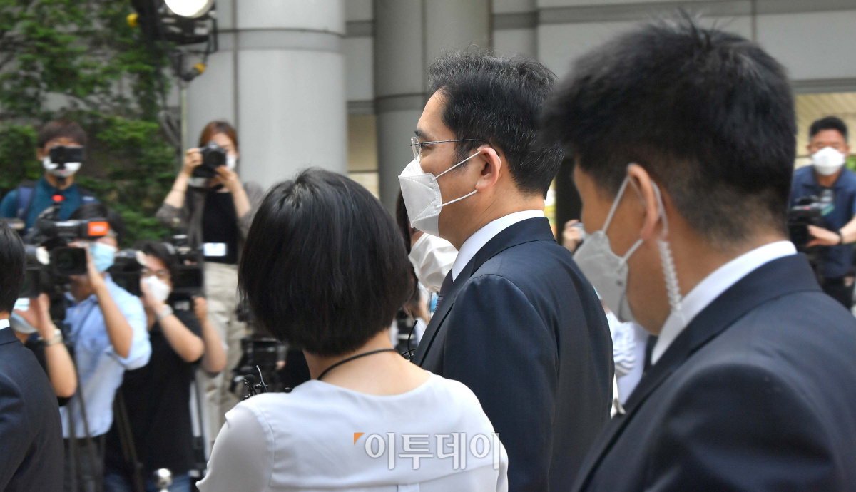 ▲불법 경영승계 의혹을 받는 이재용 삼성전자 부회장이 8일 서울 서초구 서울중앙지방법원에서 열린 구속 전 피의자 심문(영장실질심사)에 출석하고 있다. (신태현 기자 holjjak@)