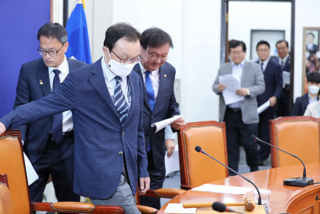 ▲더불어민주당 이해찬 대표와 김태년 원내대표가 8일 오전 서울 여의도 국회에서 열린 최고위원회의에 입장하고 있다. (연합뉴스)