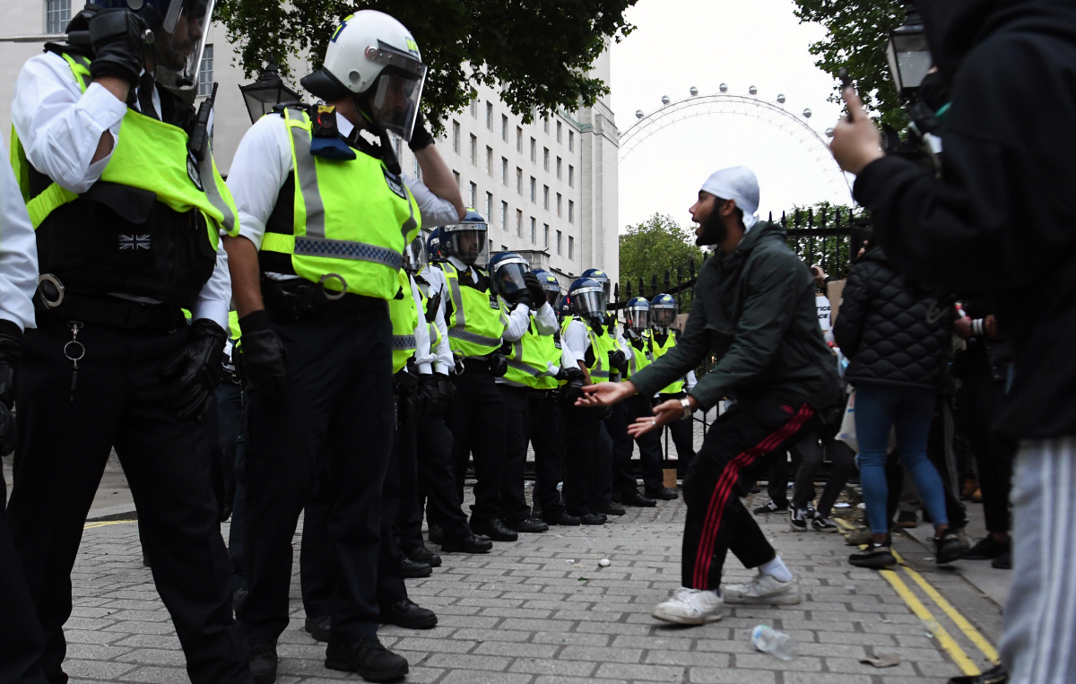 ▲미국 매세추세츠주 보스턴에서 7일(현지시간) 조지 플로이드 사망 사건에 항의하는 시위대가 경찰관들을 향해 몰려들고 있다. 보스턴/EPA연합뉴스