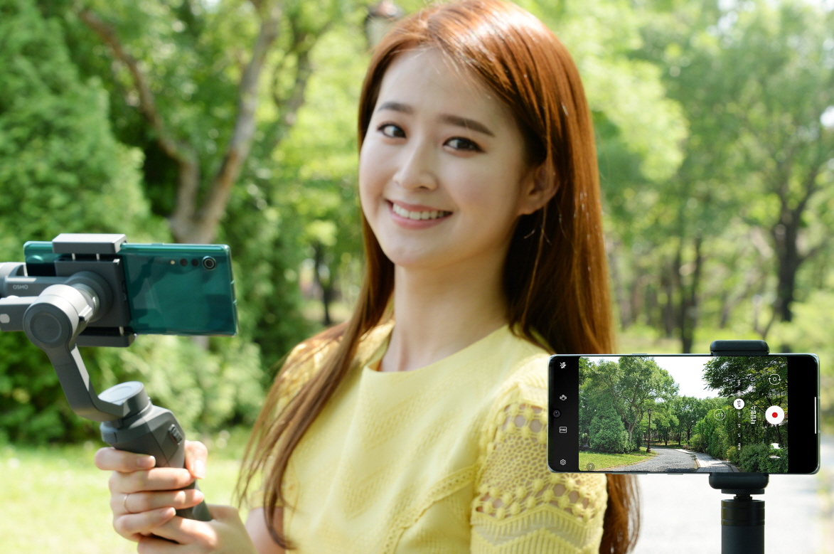 ▲LG전자가 이달 8일부터 28일까지 3주간 ‘LG 벨벳 타임랩스 공모전’을 실시하며 LG 벨벳의 오묘한 색상과 타임랩스 기능을 알린다. 모델이 서울시 여의도동에 위치한 여의도공원에서 LG 벨벳의 타임랩스 기능을 활용해 오로라 그린 색상을 표현하고 있다. (사진제공=LG전자)