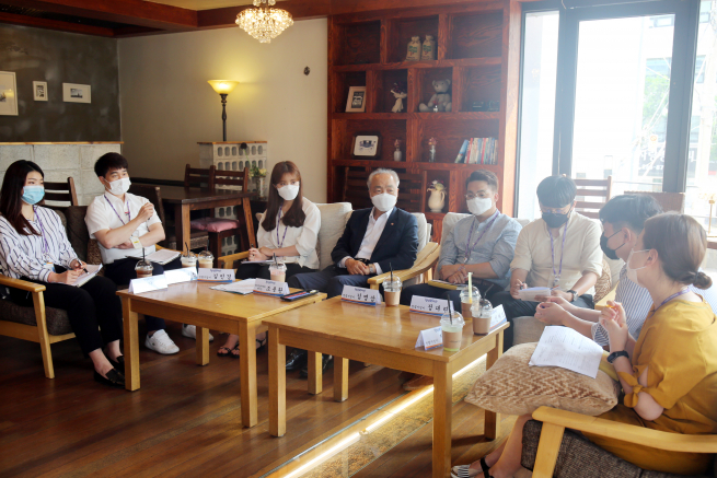 ▲조봉환 소진공 이사장이 청렴지킴이와 함께 간담회를 추진하고 있다.