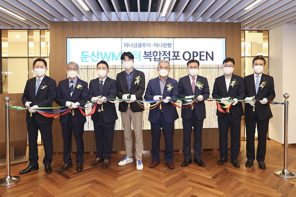 ▲왼쪽부터 이진국 하나금융그룹 부회장, 윤순기 하나은행 충청영업그룹 총괄대표, 정봉영 하나금투 둔산WM센터장, 둔산WM센터 손님2명, 정석화 하나금투 WM그룹장, 주영신 하나은행 둔산지점 지역본부장, 강민선 하나금투 WM그룹총괄본부장이 오픈식에서 테이프 컷팅을 하고 있다 (사진제공=하나금융투자)