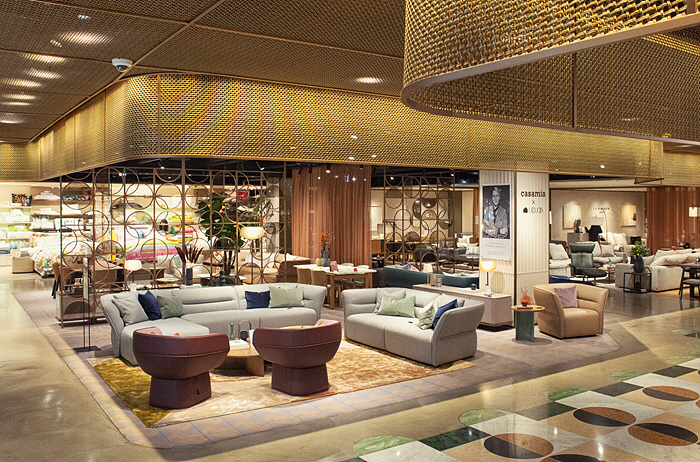 ▲까사미아 신세계강남점 내에 전시된 ‘디자이너스 컬렉션 by 파트리시아 우르퀴올라’ 소파. (사진제공=까사미아)