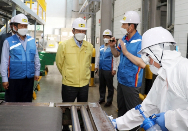 ▲손명수 국토교통부 제2차관(왼쪽 두번째)이 9일 오후 CJ대한통운 대전허브터미널을 방문해 현장 방역을 점검하고 있다. 사진제공=CJ대한통운