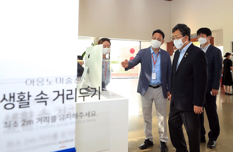 ▲박양우 문화체육관광부 장관이 9일 대전 이응노미술관을 찾아 신종 코로나바이러스 감염증(코로나19) 관련 생활 속 거리 두기 이행 상황을 점검하고 있다. (사진제공=대전 이응노미술관)