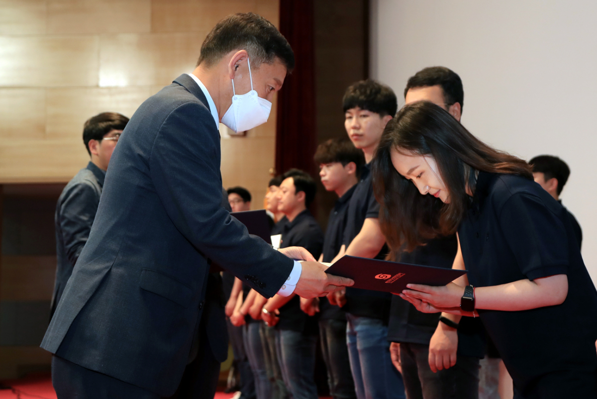 ▲김종범 사장 직무대행(좌왼쪽)이 2기에 선발된 블루엔진 위원에게 임명장을 수여하고 있다. (사진제공=한국가스안전공사)