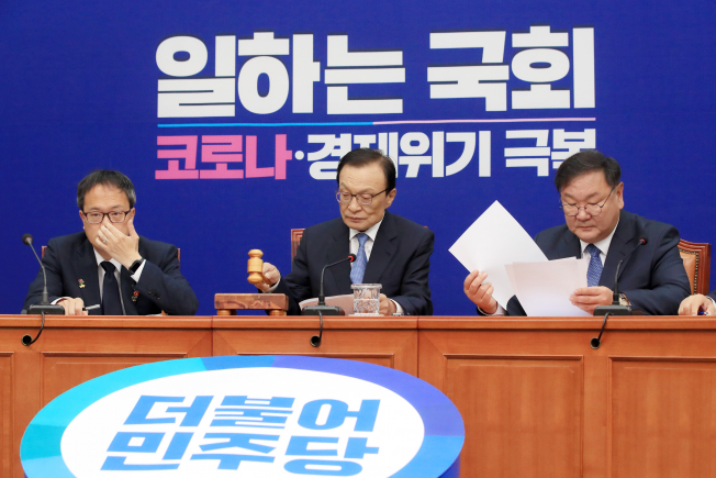 ▲더불어민주당 이해찬 대표(왼쪽 두번째)가 10일 오전 서울 여의도 국회에서 열린 최고위원회의에서 의사봉을 두드리고 있다. (연합뉴스)