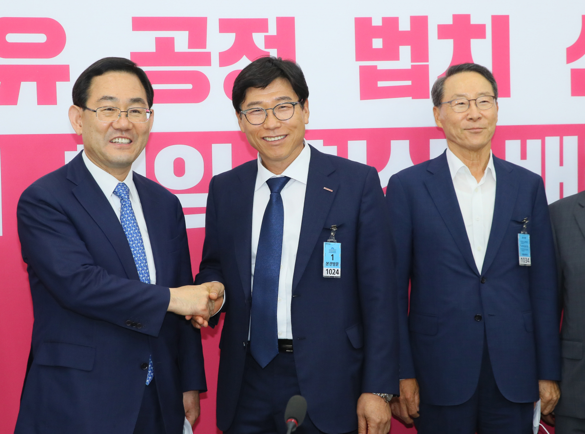 ▲미래통합당 주호영 원내대표(왼쪽부터)가 10일 국회에서 정재송 코스닥협회장과 정구용 한국상장회사협의회장을 맞아 악수하고 있다. (연합뉴스)