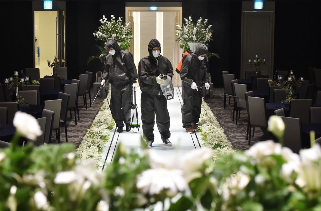 ▲ 2일 오후 경기 수원시 팔달구 경기도수원월드컵경기장관리재단 WI컨벤션 웨딩홀에서 관계자들이 방역을 하고 있다. (뉴시스)